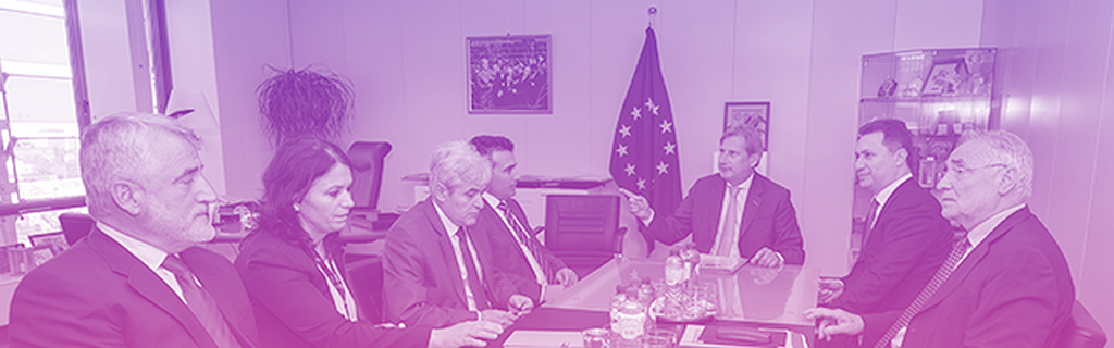 Le commissaire européen Johannes Hahn avec les dirigeants des quatre principaux partis politiques de l'ancienne République yougoslave de Macédoine; Menduh Thaçi, chef du Parti démocratique des Albanais (PDSH), Ali Ahmeti, chef de l'Union démocratique pour